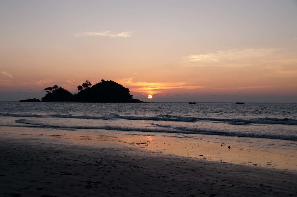 Tawan Bar And Bungalow Hotel Ko Phra Thong Zewnętrze zdjęcie