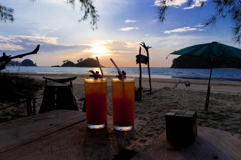 Tawan Bar And Bungalow Hotel Ko Phra Thong Zewnętrze zdjęcie